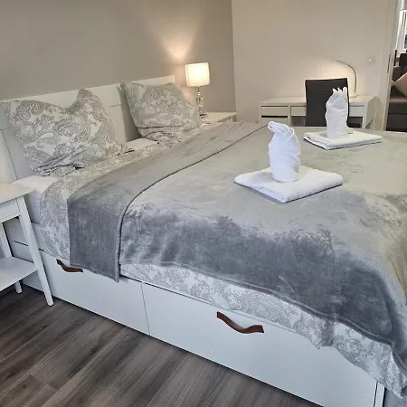 Beautifully Renovated With The Comforts شقة *